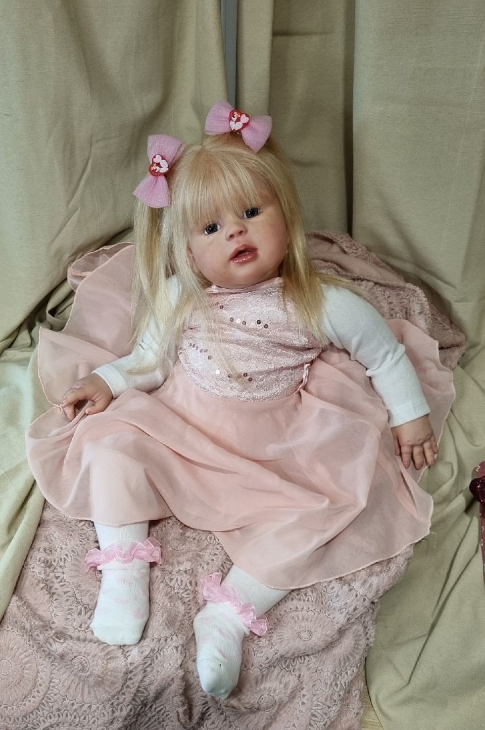 Voici cette grande demoiselle adoptée du kit Peggy de Regina Swialkowski ,5kg450 pour environ 72 cm.  Sayais elle et magnifique je viens de faire des photos je suis fan (Vidéos de cette puce sur tik tok ,passionhonorine)